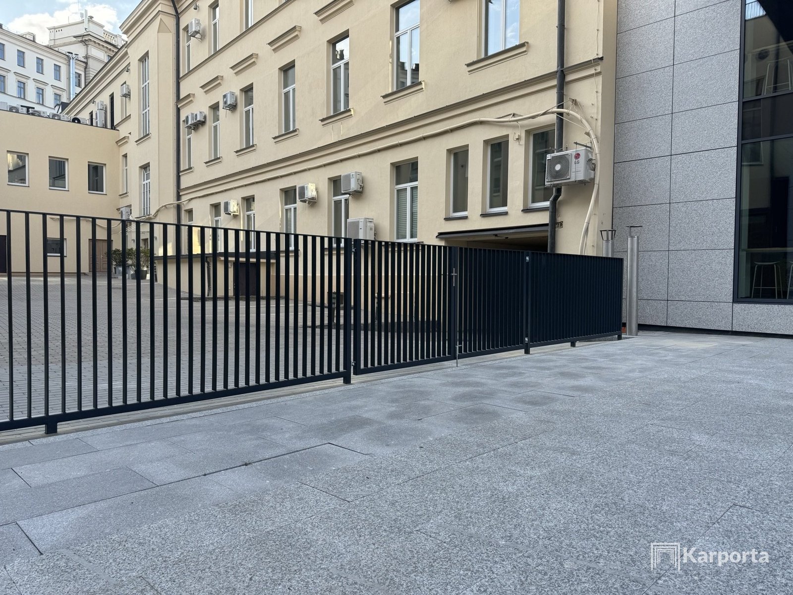 Karporta įrengta metalinė tvora