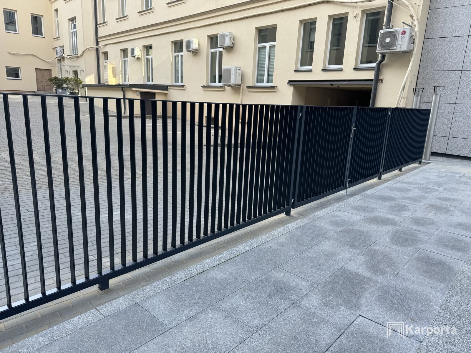 Karporta įrengta metalinė tvora