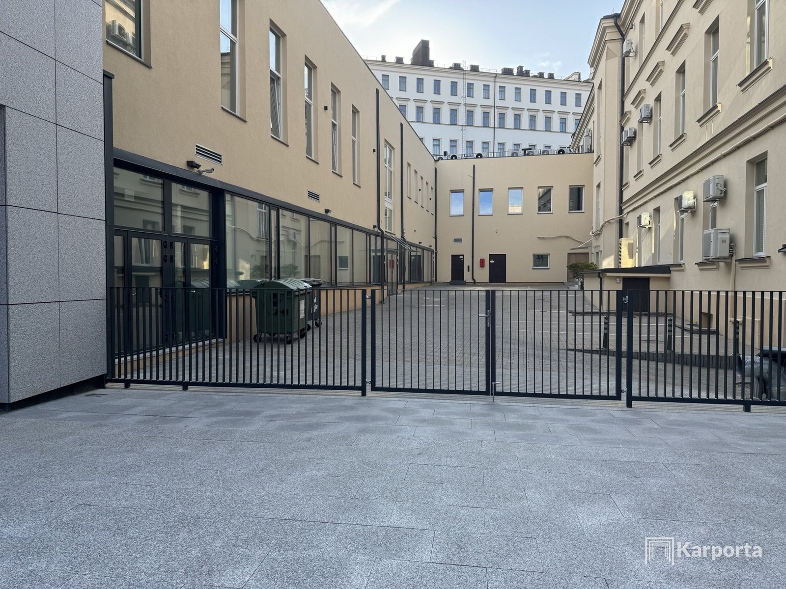 Karporta įrengta metalinė tvora