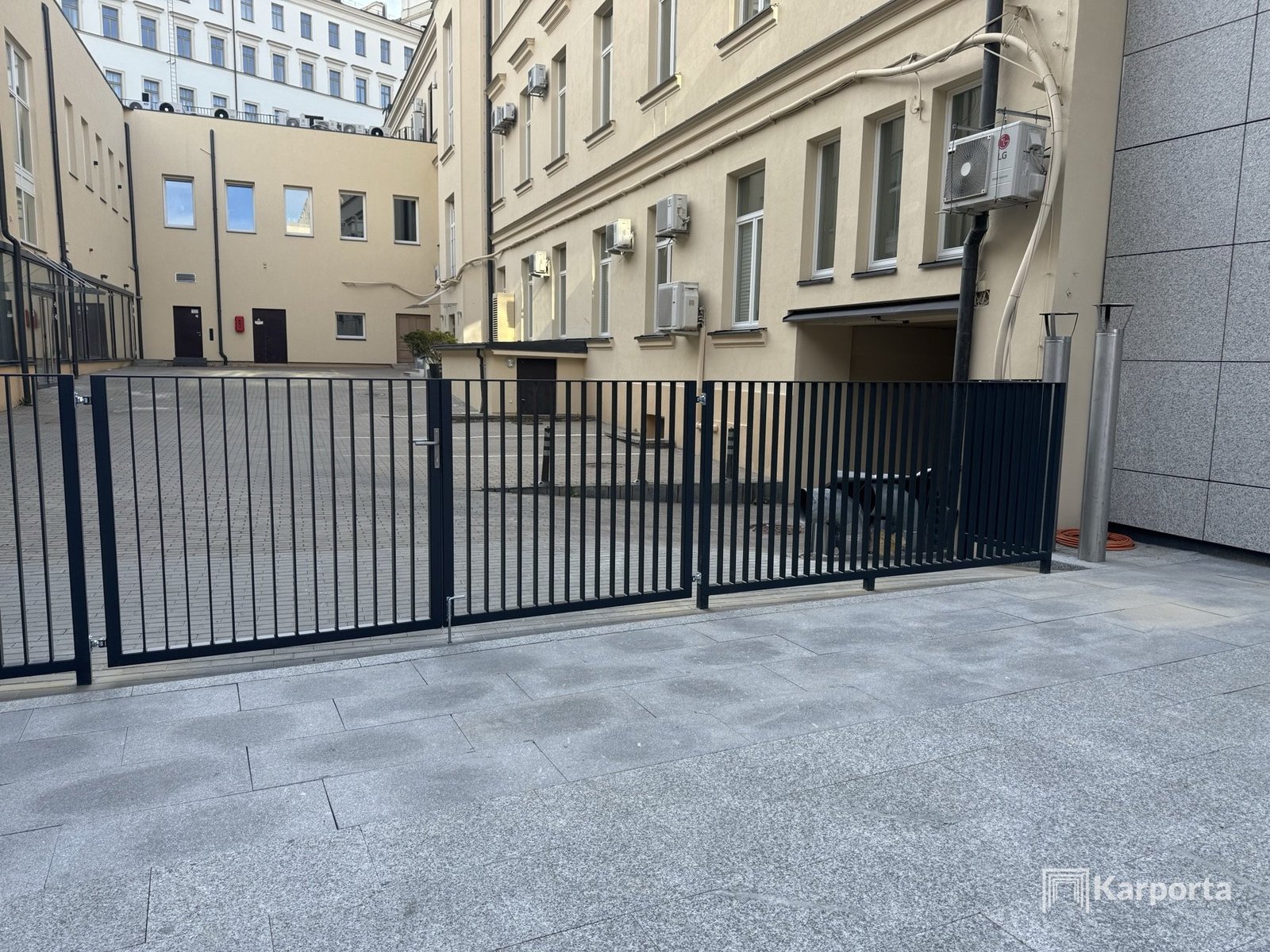Karporta įrengta metalinė tvora