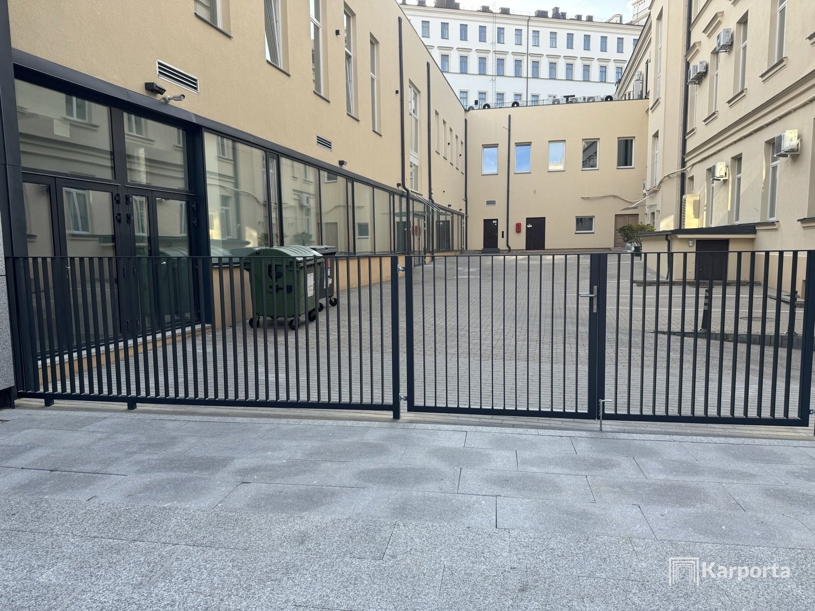 Karporta įrengta metalinė tvora