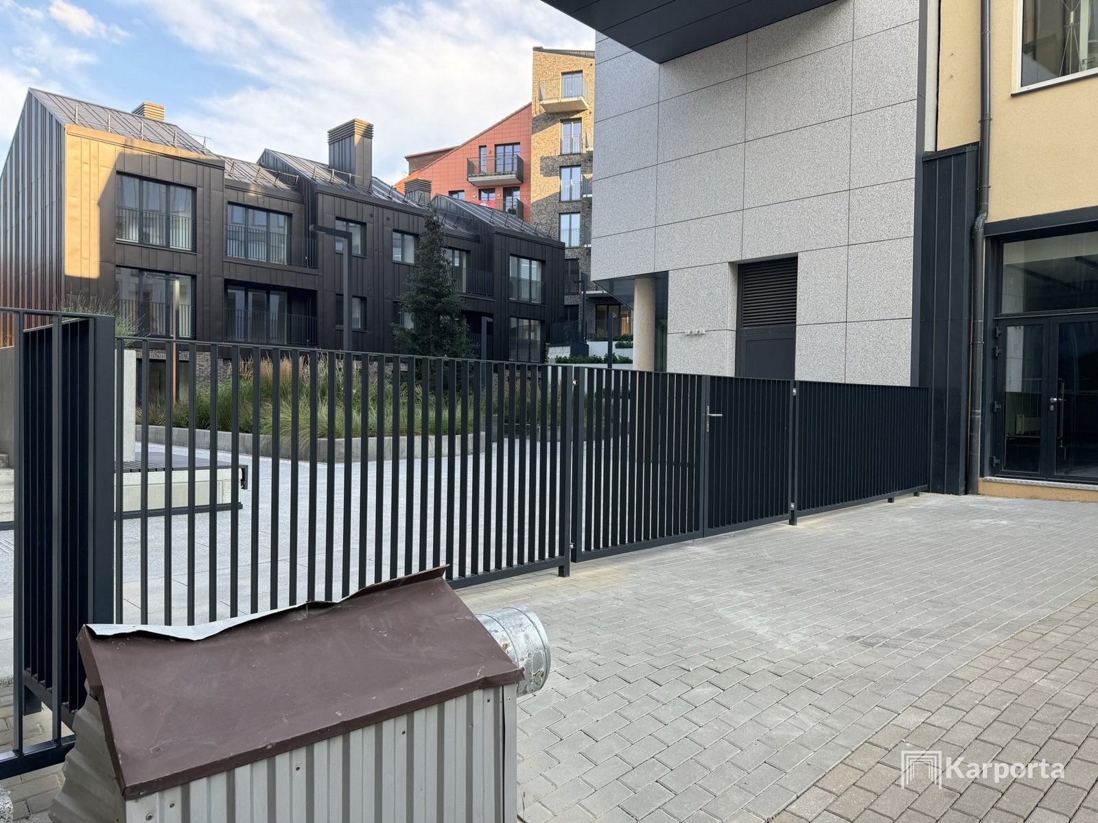 Karporta įrengta metalinė tvora