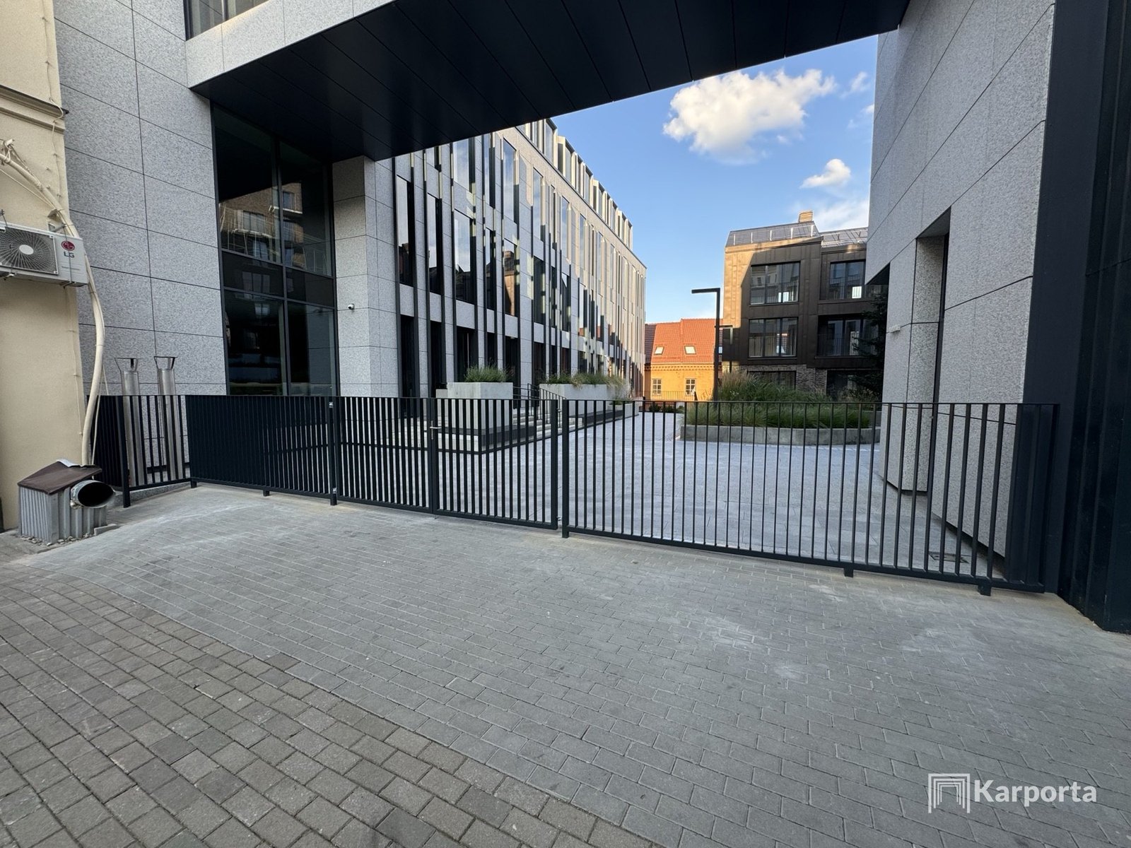Karporta įrengta metalinė tvora