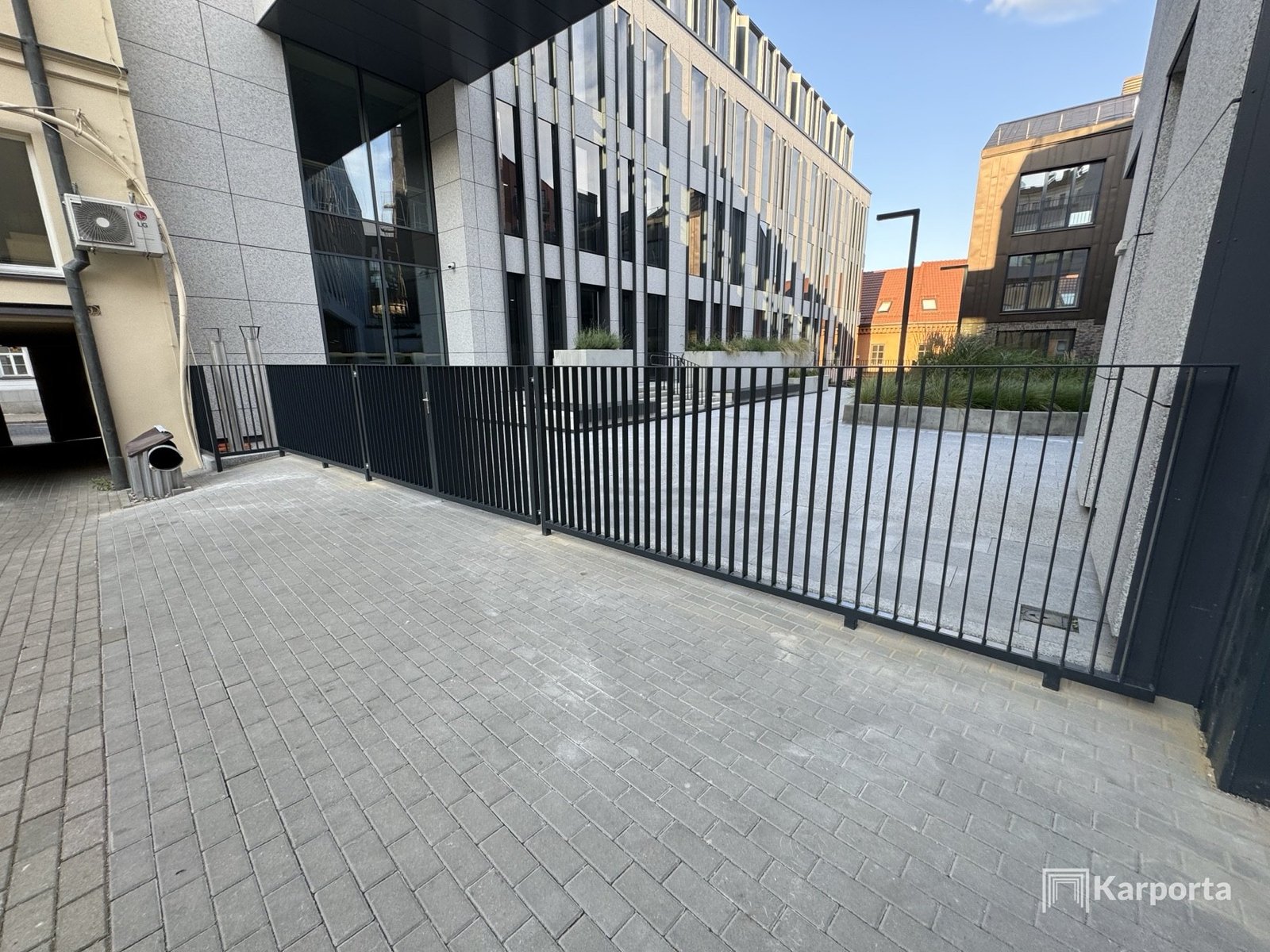Karporta įrengta metalinė tvora