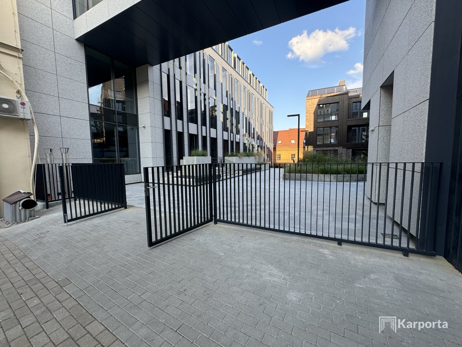 Karporta įrengta metalinė tvora