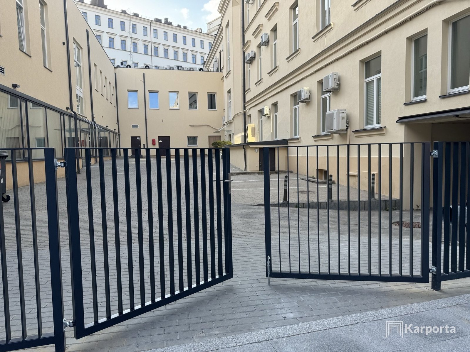 Karporta įrengta metalinė tvora