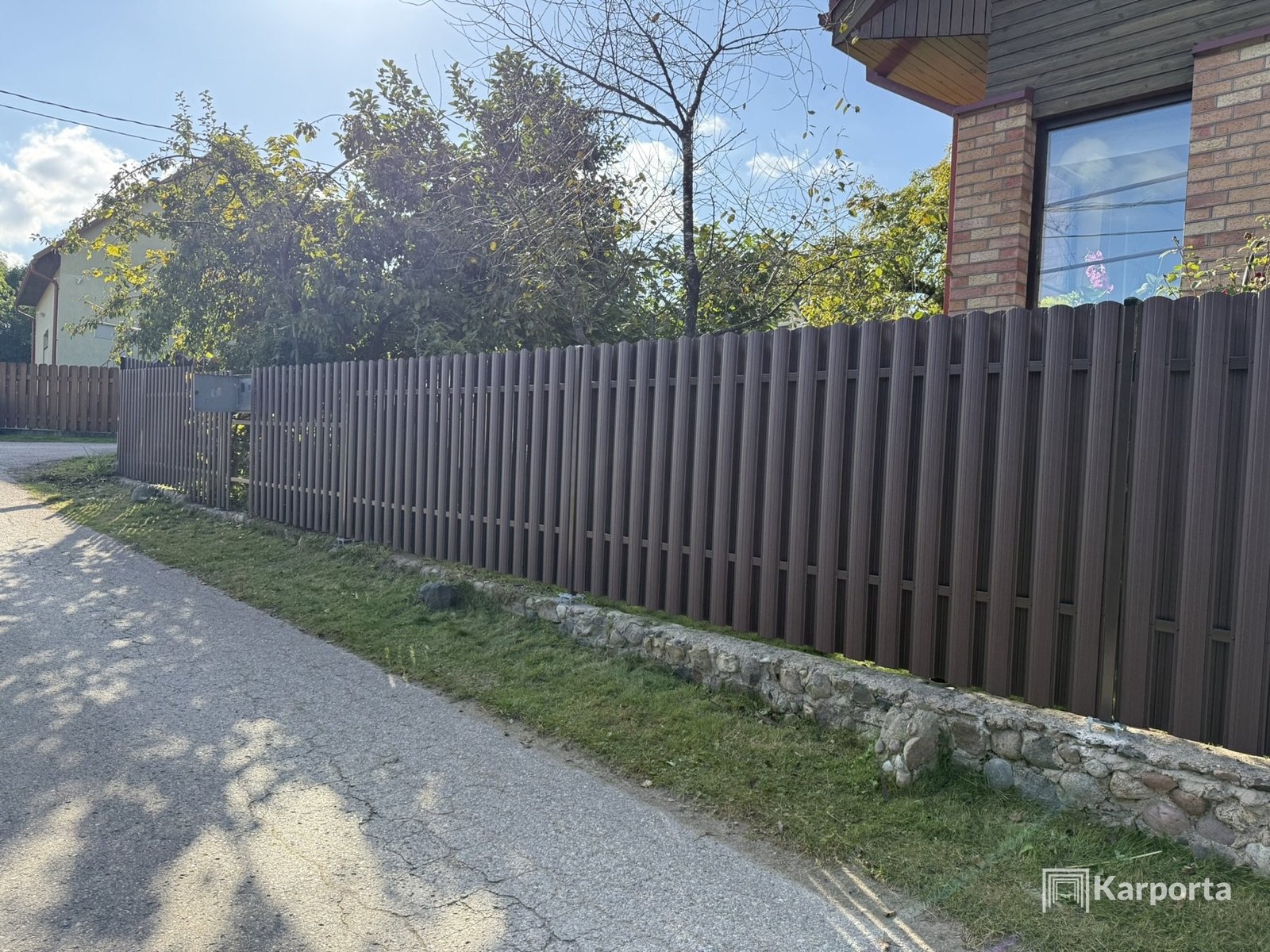 Karporta įrengta metalinė tvora